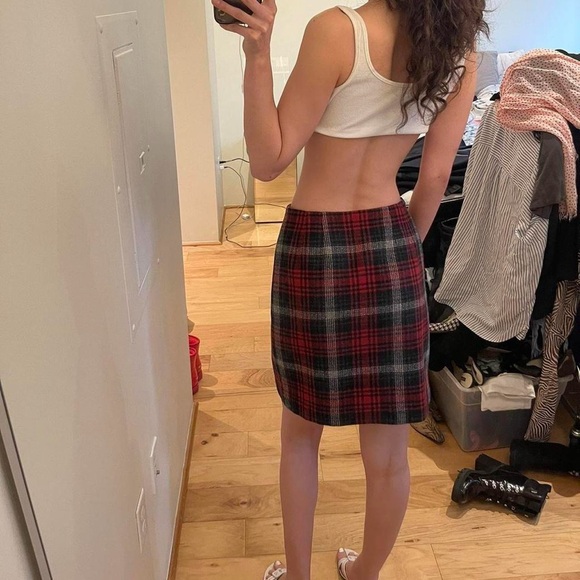 Chic Tartan Mini wrap Skirt in Red and Black - Picture 3 of 4